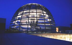 Beleuchtete Glaskuppel des Reichstagsgebäudes bei Nacht – Symbolbild für das deutsche NIS2-Umsetzungsgesetz